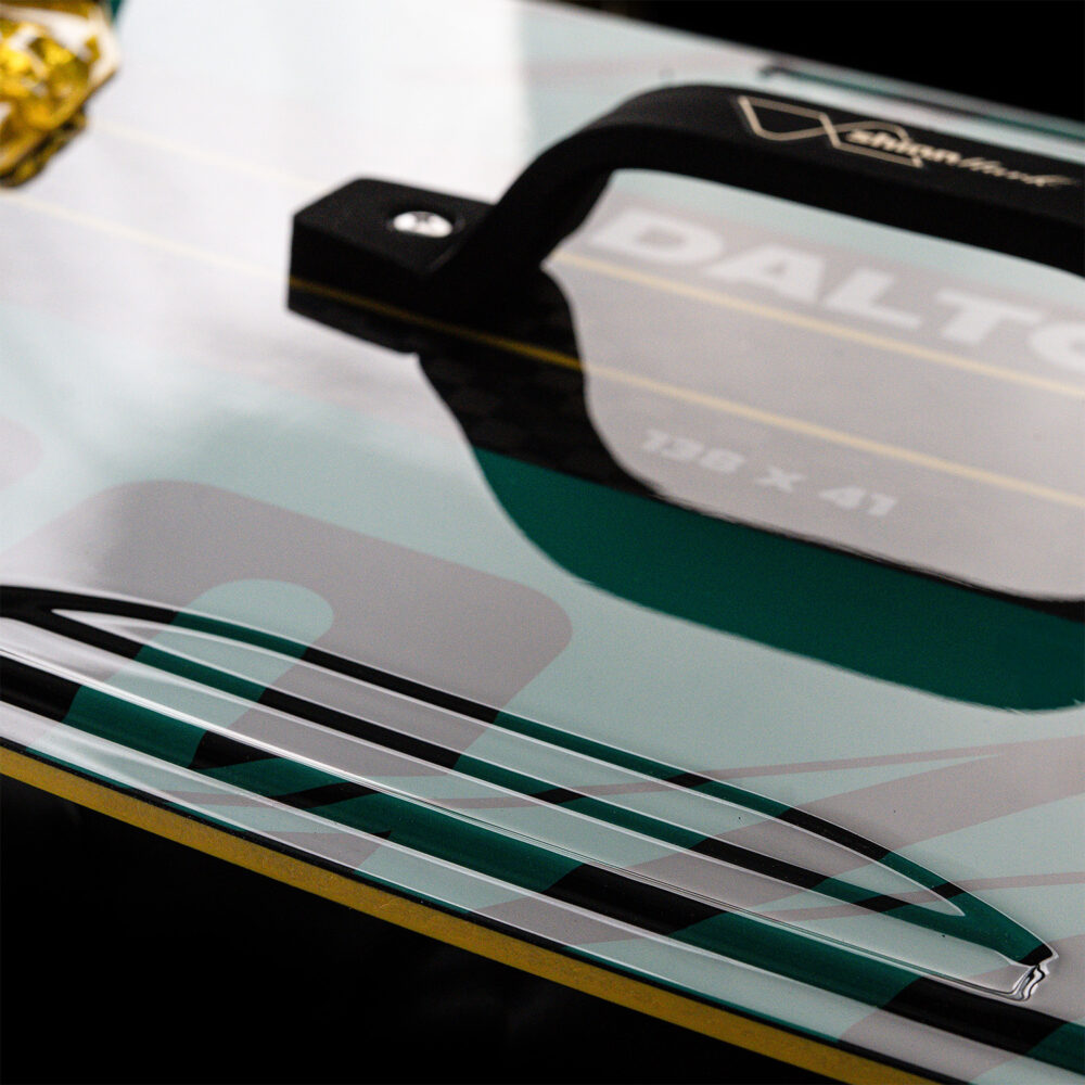 Shinnmark Dalton Enduro Kiteboard & Fins - Image 4